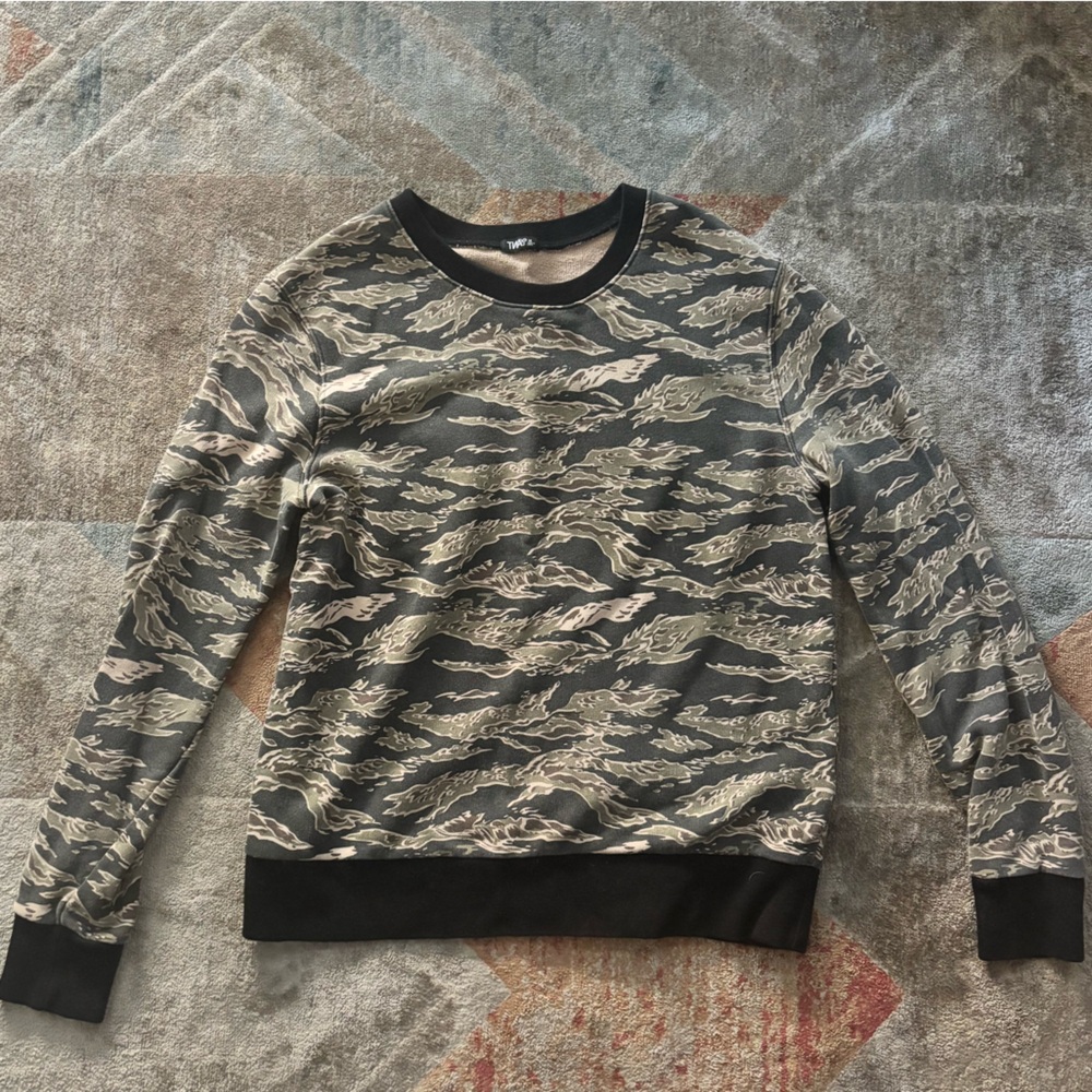 Aritzia TNA Camo Crewneck - Picture 2 of 5